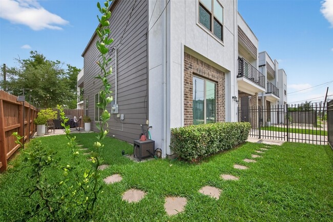 Building Photo - 1712 Schweikhardt St