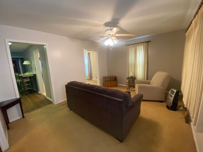 Building Photo - 3 Bed 2 Bath