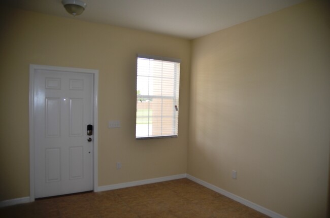 Building Photo - Cute 3/2.5 Townhouse with 1-Car Garage in ...