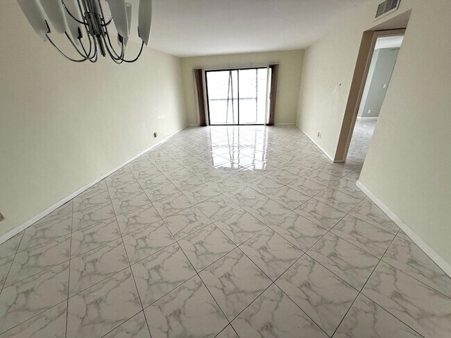 Foto del edificio - 7076 Huntington Ln