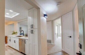 Building Photo - 1040 E Washington Ave