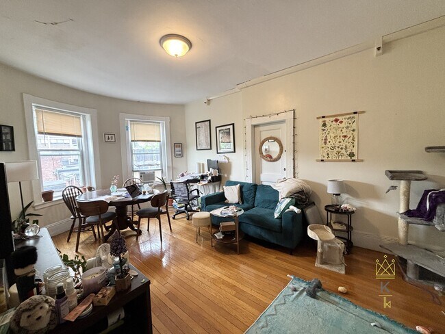 Building Photo - 1477 Beacon St