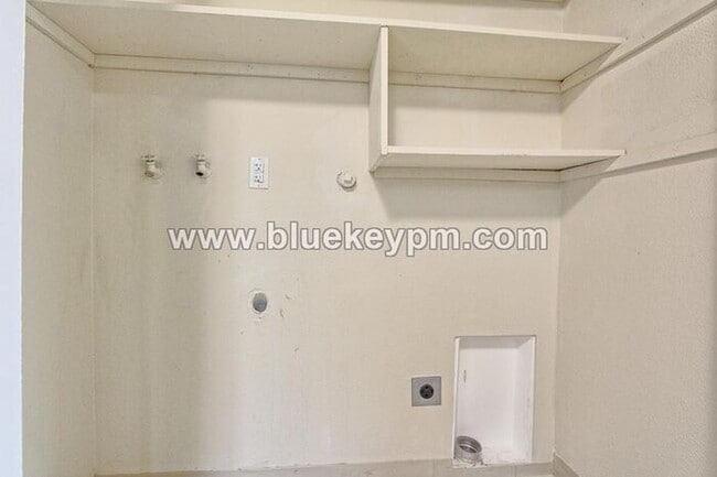 Building Photo - 2 Bed, 1 Bath Duplex in Lincoln Neighborhood