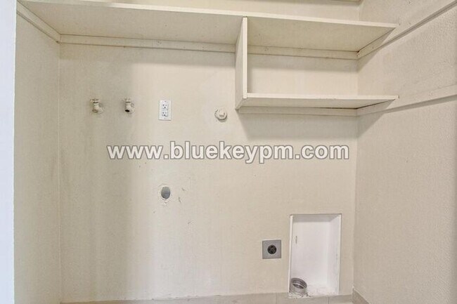 Foto del edificio - 2 Bed, 1 Bath Duplex in Lincoln Neighborhood