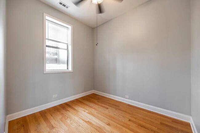 Foto del edificio - 2124 N Milwaukee Ave