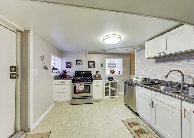 Kitchen - 4618 W Montana St