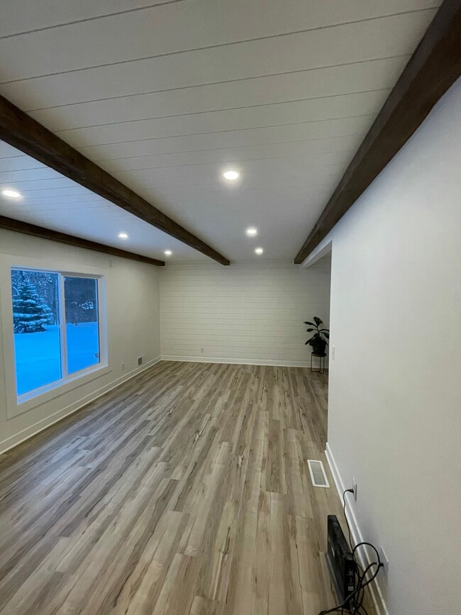 Building Photo - 150 Snail Lake Rd