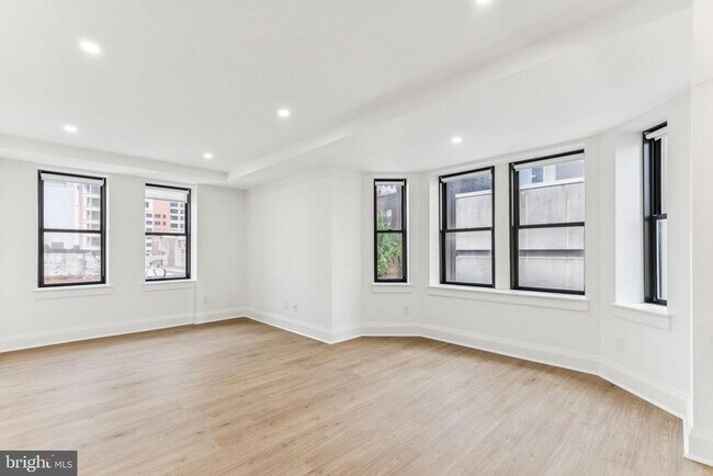 Building Photo - 135 S 19th St