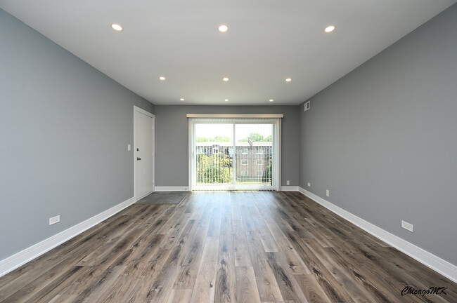 Building Photo - 9381 Bay Colony Dr