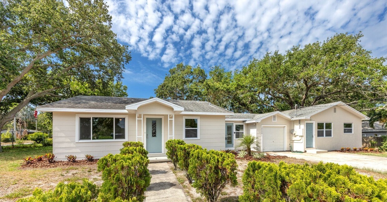 Primary Photo - Spacious 4 Bedroom 2 Bath 2 Kitchen Duplex...