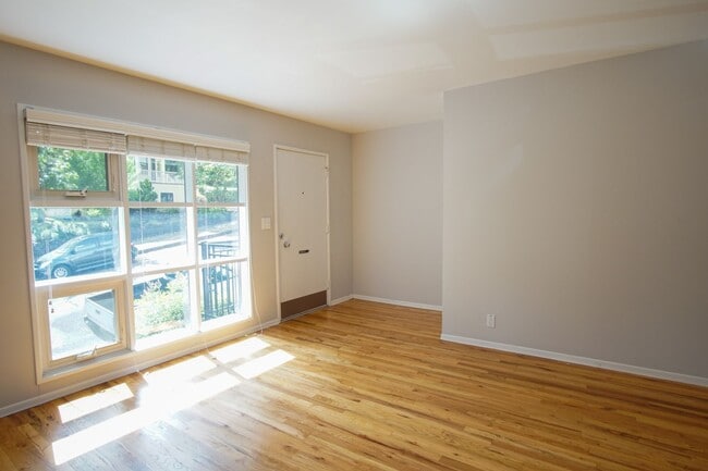 Foto del edificio - Fabulous Mid-Century Renovated 2Bdr w/Hardwoods, Dishwasher + Pets OK