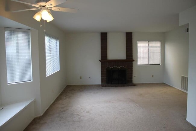 Building Photo - 3Bed/2.5Bath off Poinsettia in Carlsbad!~ ...