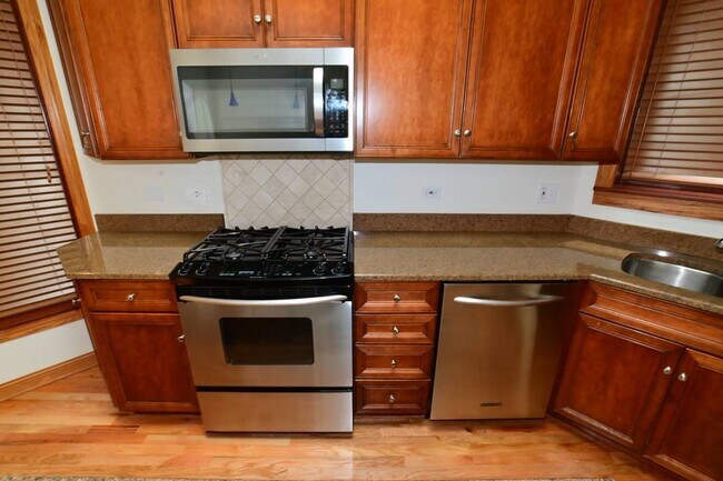 Building Photo - 859 W Newport Ave