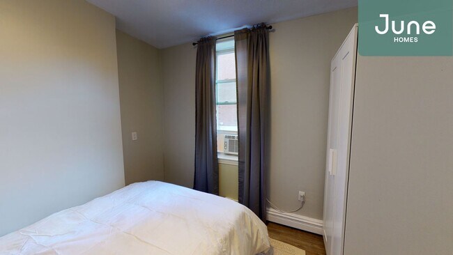 Building Photo - ROOM ONLY in 3-bed/1.0-bath Home
