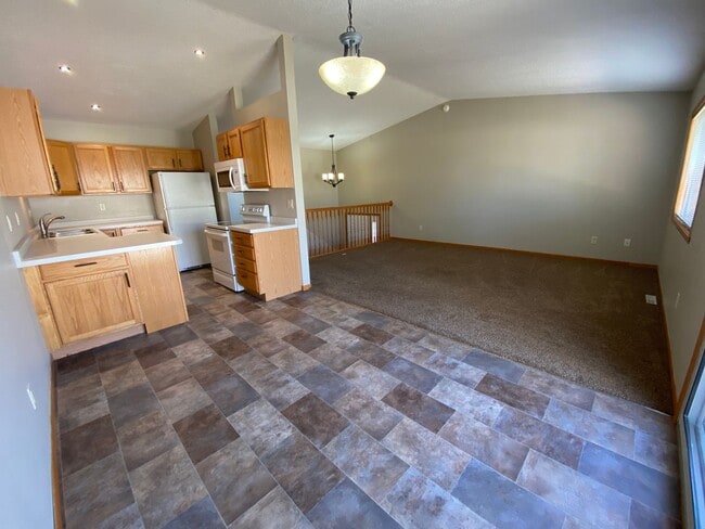 Building Photo - 3 Bedroom Townhome in South Fargo!!