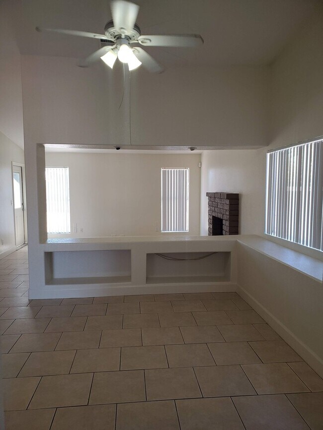 Building Photo - No HOA! North Phoenix 3 Bedroom Home with Large Yard & Garage