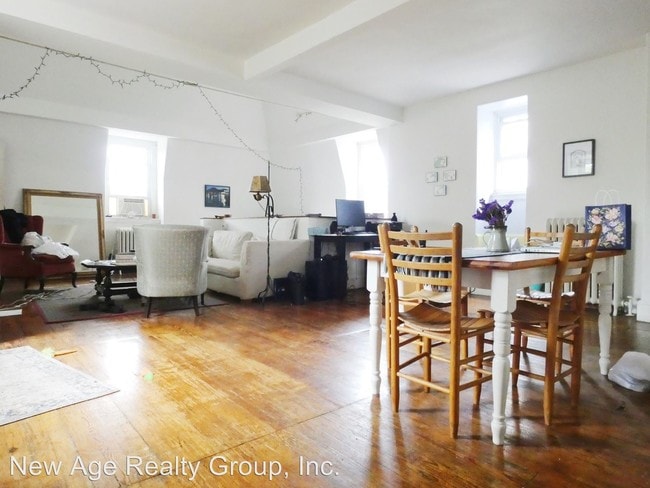 Building Photo - 915 S 49th St