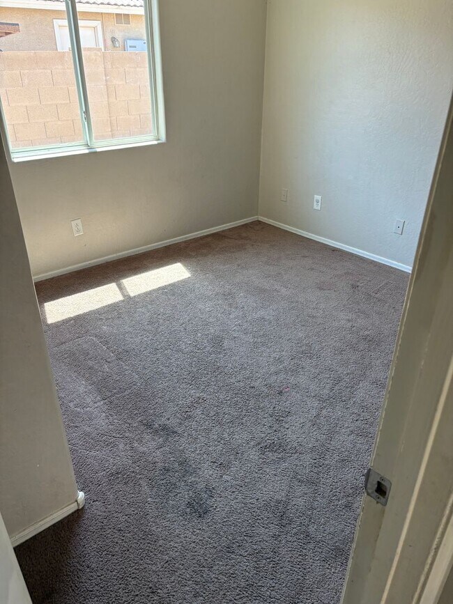 Foto del edificio - 4 bedroom home in Surprise