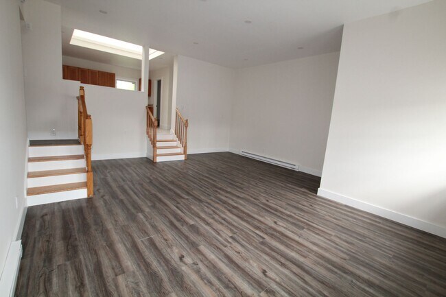 Building Photo - Large 4 bedroom, 2 bath home for rent in R...