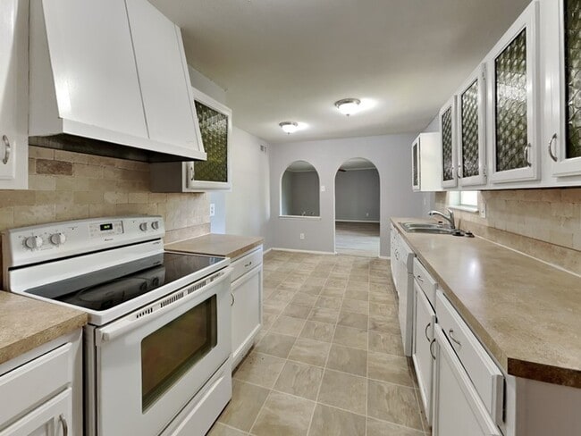 Building Photo - 2706 Santa Anna Dr