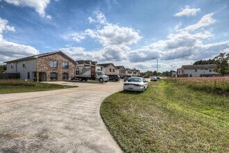 Building Photo - 10610 Pine Landing Dr