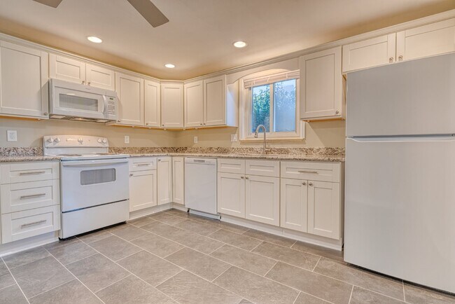 Foto del edificio - Renovated Home in Desirable Neighborhood