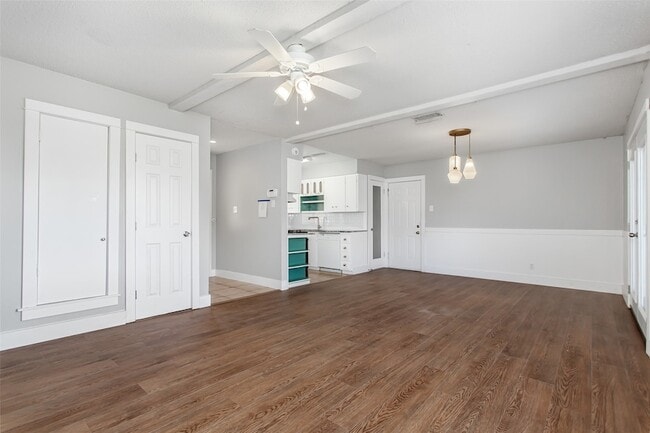 Building Photo - 2121 Travis Dr