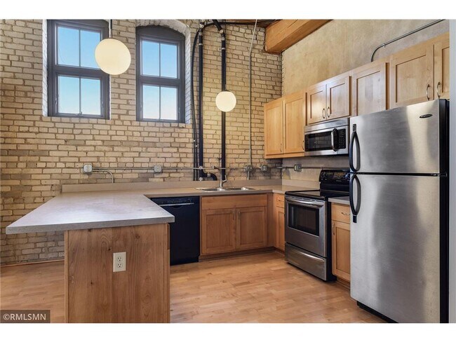 Building Photo - 127 5th St NE