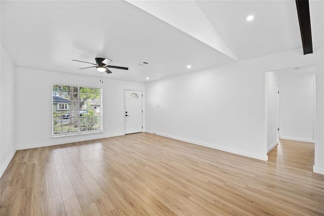 Foto del edificio - 2207 Southern Oaks Dr