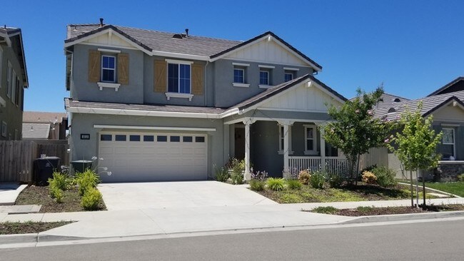 Building Photo - Tracy Former Model Style Home 4 Bedrooms, ...
