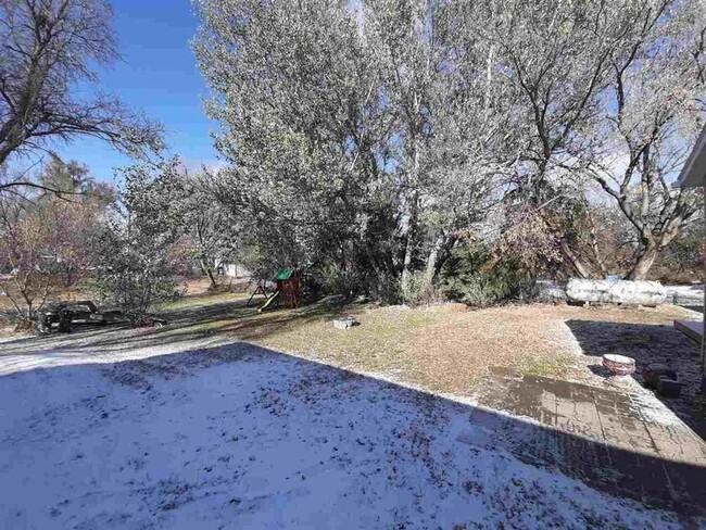 Building Photo - 3 bedroom 1 bath house with an extra bonus...