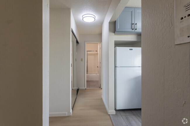 1 habitación, 1 baño, 562 pies cuadrados, pasillo - 2610 Regent St.