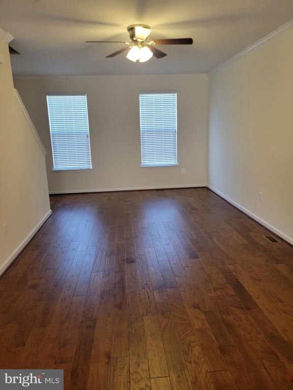 Building Photo - 137 Tree Line Dr