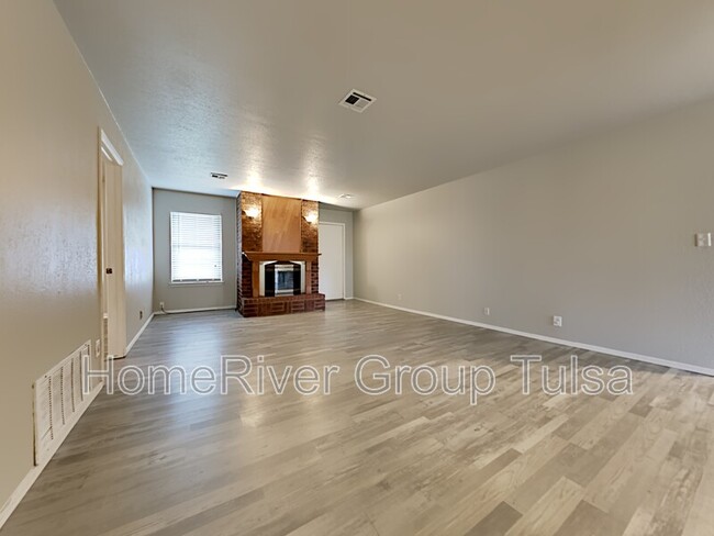 Building Photo - 7505 S Maple Ave