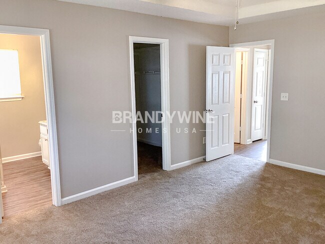 Foto del edificio - AVAILABLE NOW!!! - 1/2 MONTH FREE!!