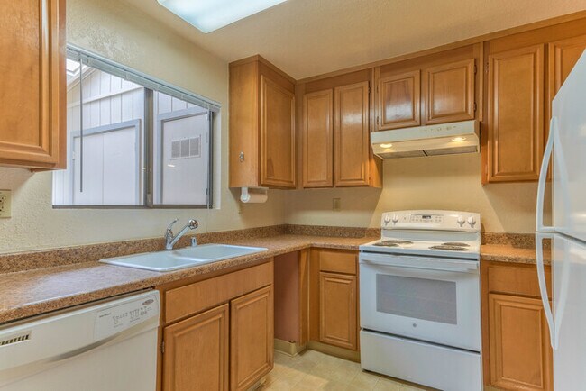 Building Photo - Condo with lovely views of ocean and forest