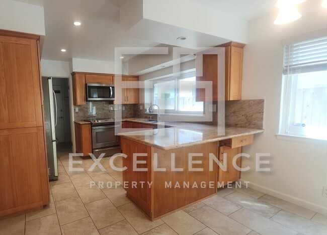 Foto del edificio - Spacious 4/2 with Workshop Area, Formal Di...