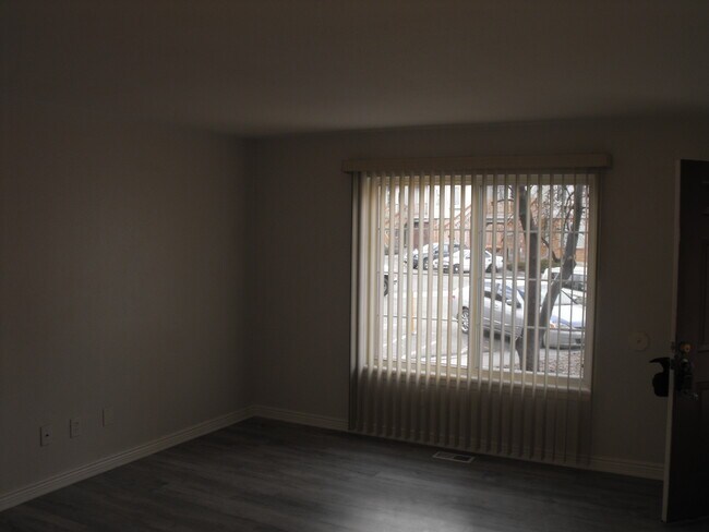 Sala de estar, mirando hacia el sur, hacia la ventana frontal. - 165 S Sable Blvd