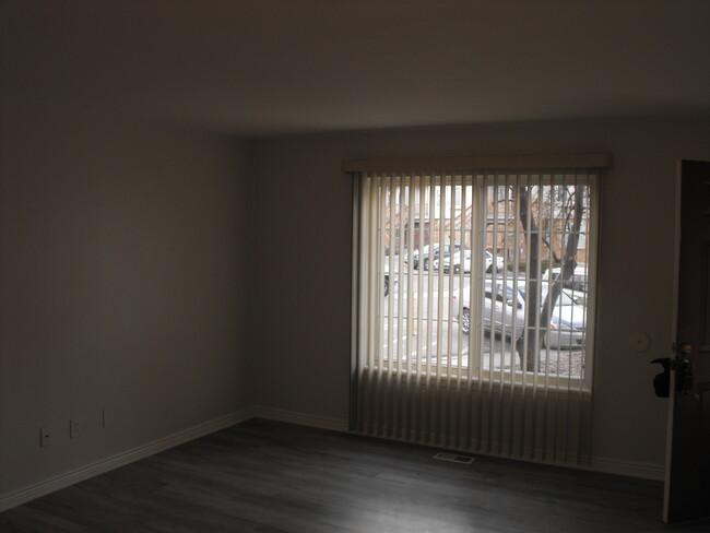 Living room, looking South towads front window - 165 S Sable Blvd