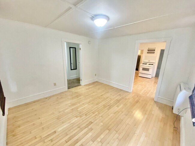 Building Photo - 3 Bedroom in Burlington Available Anytime in May or 6/1!