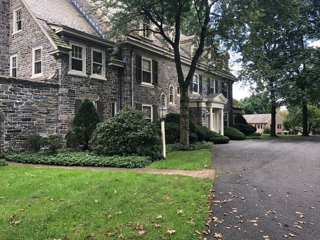 Building Photo - 607 S Trent Ave