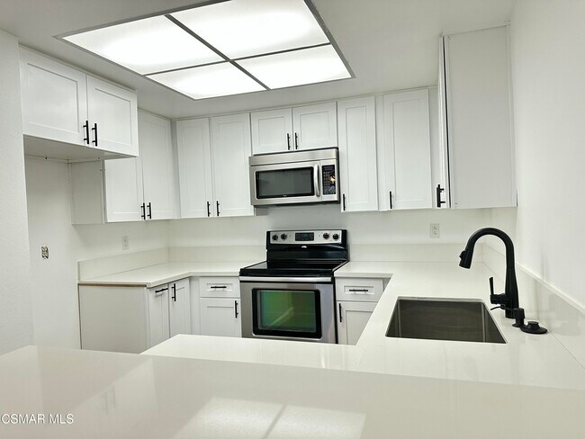 Foto del edificio - 560 Spring Rd