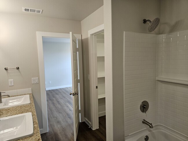 Foto del edificio - 6109 Buckthorn Dr