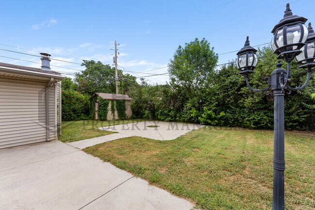 Building Photo - 8328 East Rose Lane