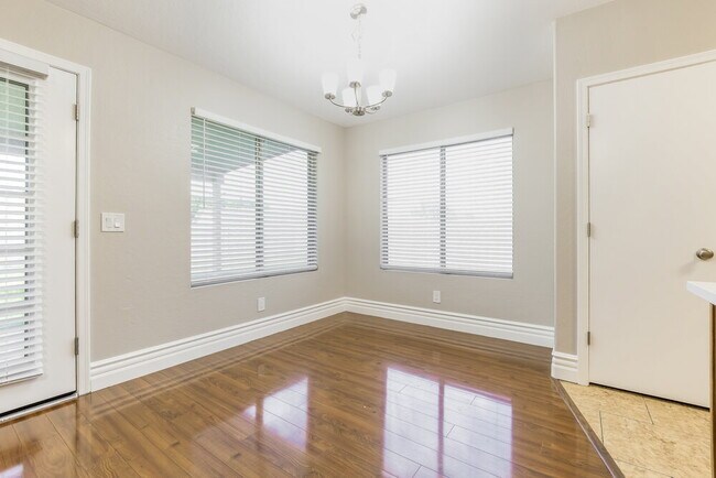 Foto del edificio - 10417 E Crescent Ave