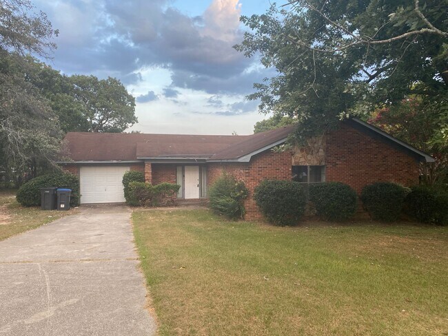 Foto del edificio - Large three Bedroom Home