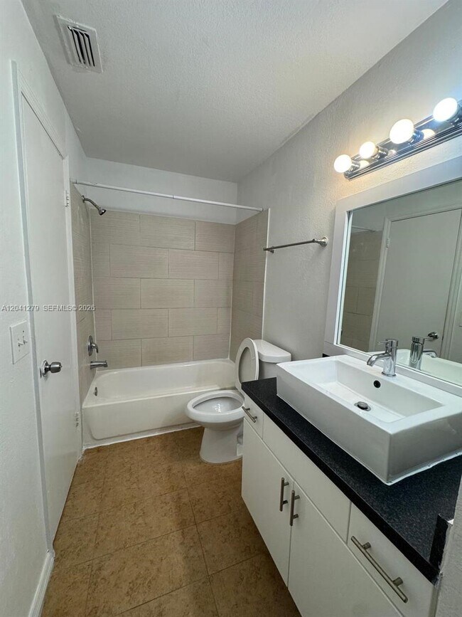 Foto del edificio - 3400 Pinewalk Dr N