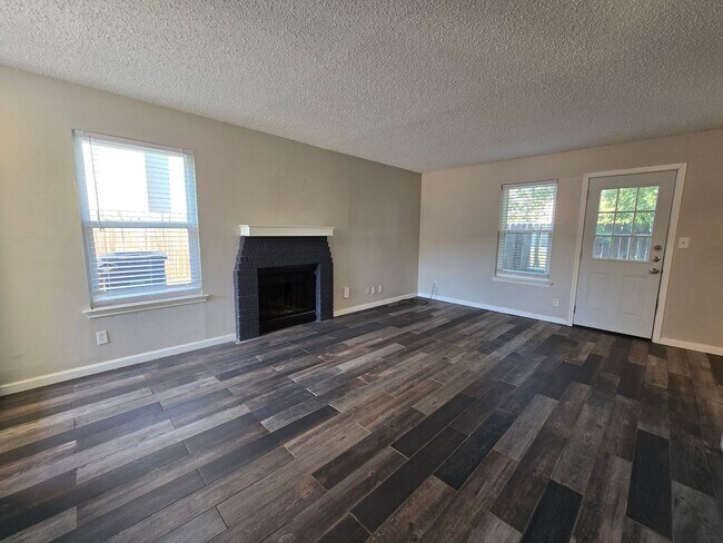 Foto del edificio - 8810 Springmail Cir