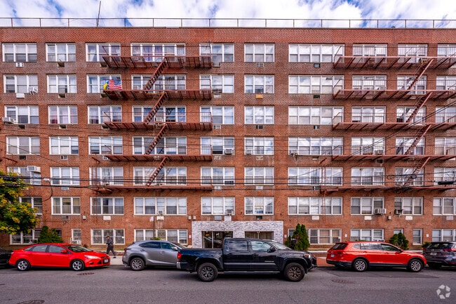 Building Photo - 2555 E 12th St
