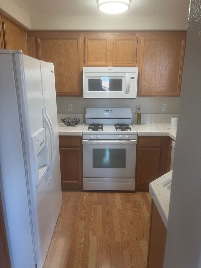 Foto del edificio - 2 bedroom 2 bath condo with single car garage